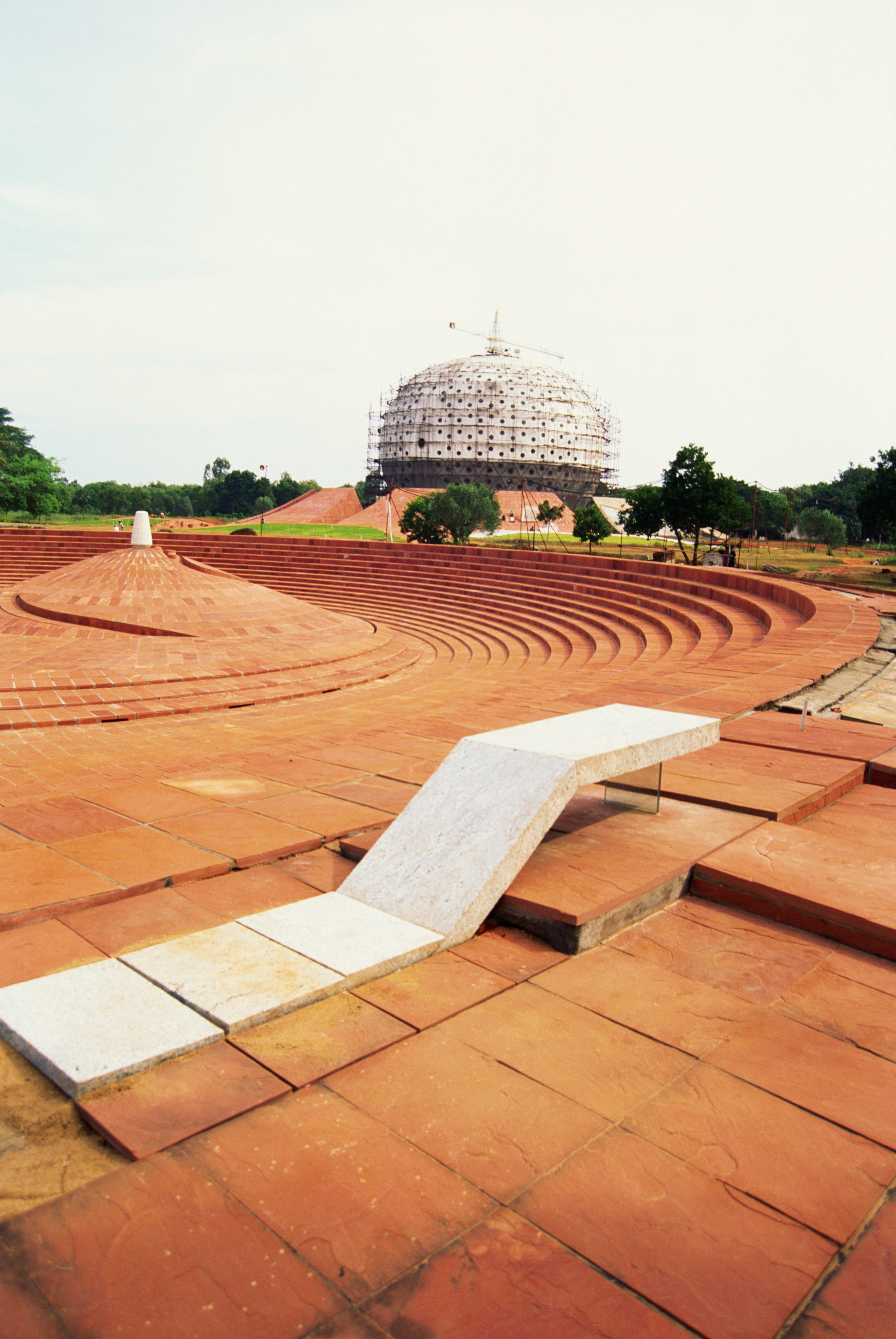 Sakraler Tempel Matrimandir (hinten) und Amphitheater in Auroville im indischen Bundesstaat Pondicherry. +++(c) dpa - Report+++