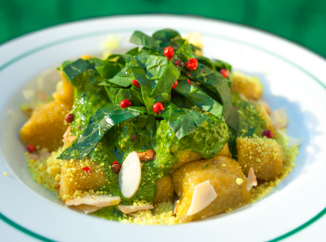 Gnocchi de batata-doce com pesto de espinafre cru e parmesão vegan